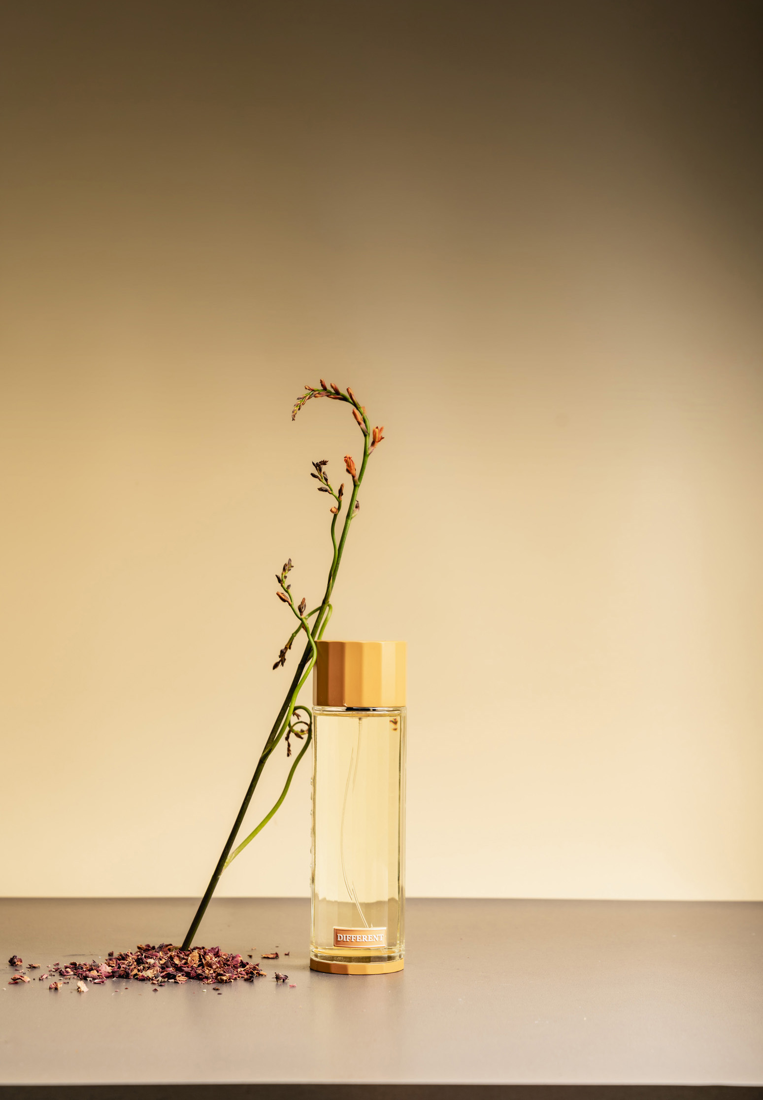 عطر مختلف